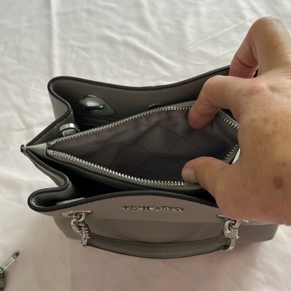 MAKE ME AN OFFER Kors pebble soft leather purse. Light dove grey - Picture 8 of 9